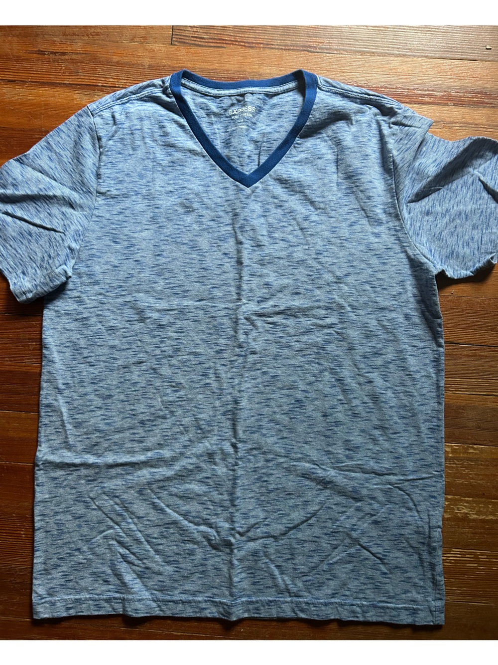 Express Men's Light Blue Heather V-Neck Tee with Navy Trim
NEVER WRONG
SIZE: L